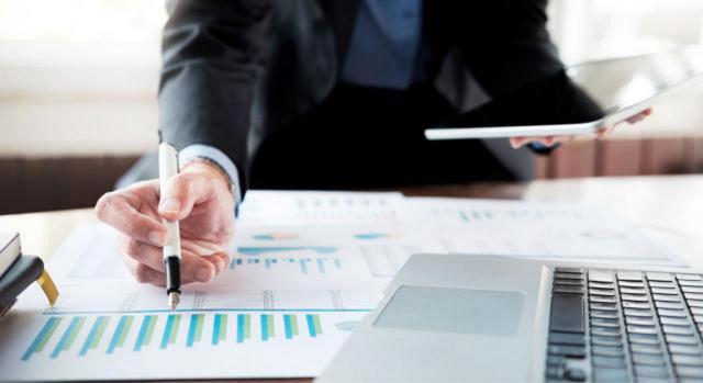 Modificación de las declaraciones informativas relativas a los modelos 194, 346, 192, 198,182, 193, 289, 345, 721 y 172 para incorporar los cambios en el ámbito de las obligaciones de información. Imagen de la figura de un hombre en un escritorio con gráficos y un portátil