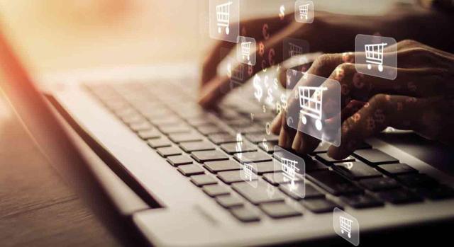 Decreto Foral 22/2026 de Bizkaia: nuevas obligaciones de información, cuentas, tarjetas y BATUZ. Imagen de una persona comprando online desde su ordenador