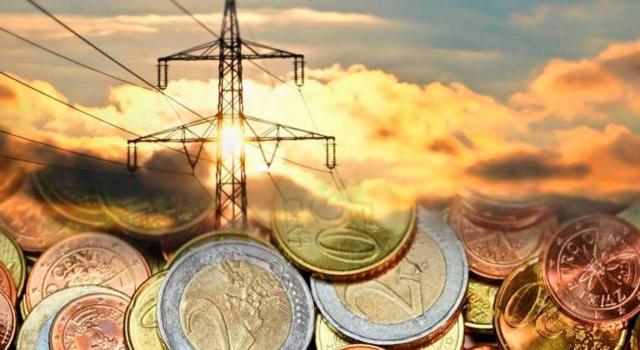 Un ayuntamiento puede gravar únicamente los aprovechamientos de las instalaciones de distribución y transporte de electricidad y gas. Poste de luz entre monedas