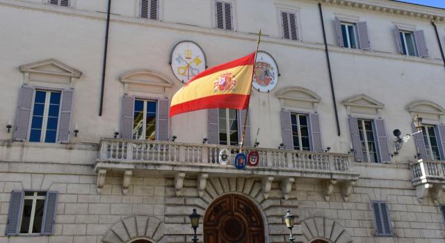 Modificación de los Modelos 362 y 363 relativos a la exención en el IVA del régimen diplomático, consular y de Organismos Internacionales, estableciendo la obligación de presentación por vía electrónica. Imagen de la puerta del Palacio de España de Roma