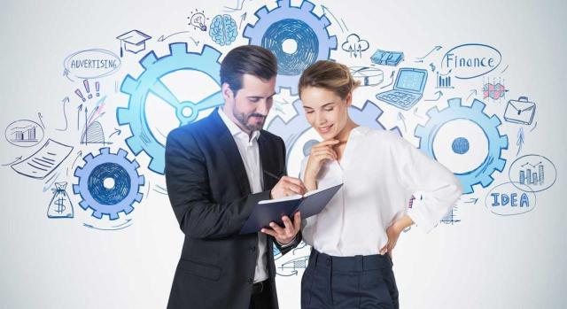 Redistribución de los ingresos familiares de una pareja de hecho en diferentes cuentas bancarias: tributación en ISD e IRPF. Imagen de una pareja anotando sus ideas sobre algo