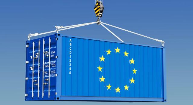 TJUE: la autoridad aduanera nacional está obligada a devolver de oficio los derechos de aduana percibidos indebidamente. Imagen de un contenedor con la bandera de la UE