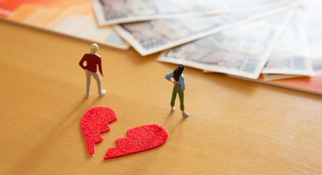 La reducción del art. 55 Ley IRPF no se aplica a las parejas de hecho. Imagen de dinero de una pareja divorciada