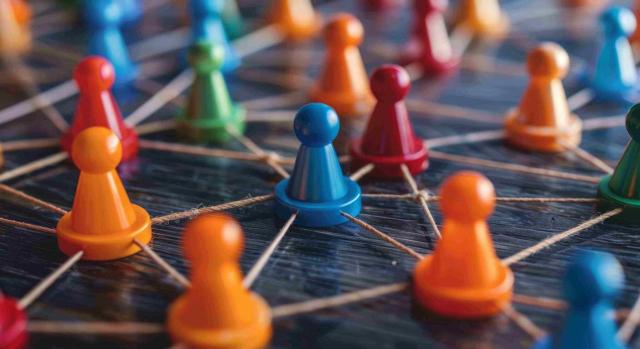 Las rentas obtenidas por un socio a través de sociedades en las que participa indirectamente pueden calificarse como rendimientos del capital mobiliario. Imagen de unos peones de colores intercomunicados entre sí