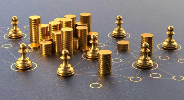 A pesar de que el TC no ha reconocido la inconstitucionalidad del art. 3 Ley ITSGF, para el TEAC no aplicar el límite de la cuota íntegra a los no residentes es contrario al ordenamiento jurídico. Imagen de peones y monedas de euro