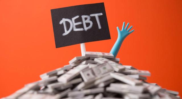 Pérdida patrimonial IRPF: pagos efectuados como responsable subsidiario. Mano saliendo de un montón de billetes de dólar