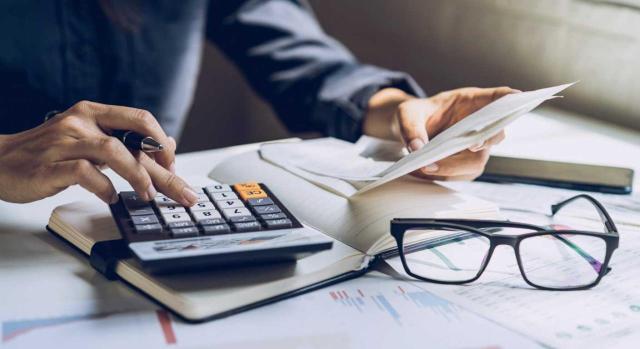 La anulación de una liquidación del IRPF impide fundamentar las liquidaciones posteriores basadas exclusivamente en ella Una liquidación IRPF anulada no puede servir para excluir de la estimación objetiva en ejercicios posteriores cuando las liquidaciones posteriores se sustentan en el mismo acto anulado. Imagen de una persona haciendo cuentas con ua calculadora