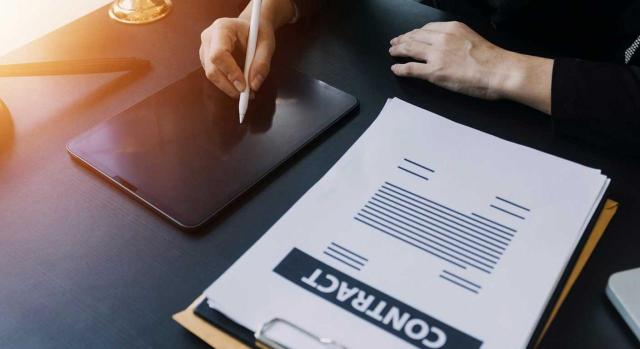 El TEAC analiza plazo para rectificar cuotas repercutidas IVA y la acreditación de la remisión de la factura rectificativa El inicio del cómputo del plazo para rectificar IVA se produce cuando se comunica la resolución unilateral de la compraventa, no cuando se devuelven las cantidades mediante avales. Imagen de una persona firmando un contrato en una tablet