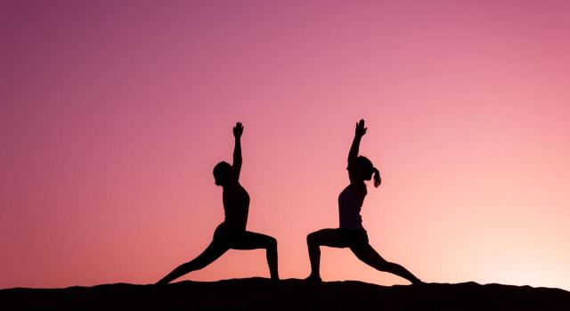 pilates terapéutico IVA. Imagen de dos mujeres haciendo yoga