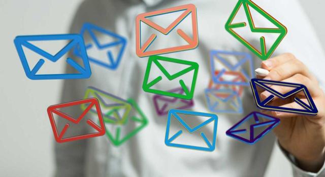La falta de acreditación de la notificación impide apreciar la tempestividad del recurso de alzada La Administración no puede beneficiarse de la falta de acreditación de la notificación, que impide apreciar la tempestividad del recurso de alzada. Imagen de un hombre dibujando sobres de correos electrónicos sobre una pizarra transparente