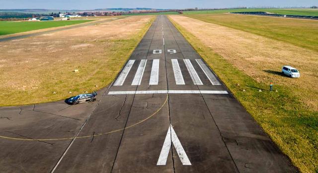 Los intereses percibidos en una expropiación forzosa pueden beneficiarse de la deducción por reinversión en el IS Los intereses percibidos en una expropiación forzosa pueden beneficiarse de la deducción por reinversión en el IS. Imagen de una pista de aeropuerto