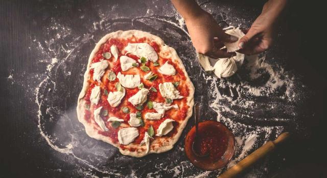 Tipo impositivo de IVA aplicable a la harina de pizza Tipo impositivo de IVA aplicable a la venta de harina para pizza teniendo en cuenta el Tribunal Supremo. Imagen de una pizza siendo elaborada