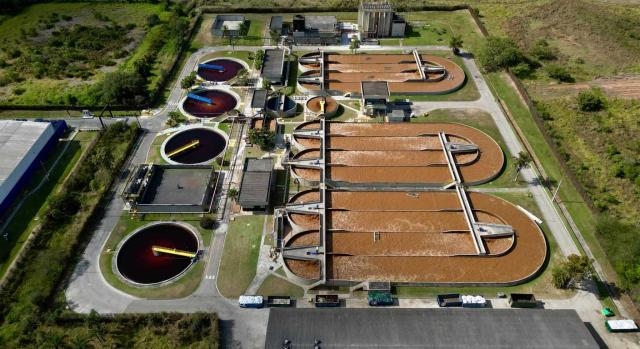 Incompatibilidad del canon concesional con la tasa por aprovechamiento del dominio público municipal integrante de la concesión Incompatibilidad entre la exigencia de una tasa por uso del dominio público al concesionario del contrato de gestión del servicio público municipal de abastecimiento de aguas y un canon cuando el dominio público forme parte de la concesión. Imagen de una vista aérea de la planta de tratamiento de efluentes industriales, destacando tanques y procesos de purificación de agua