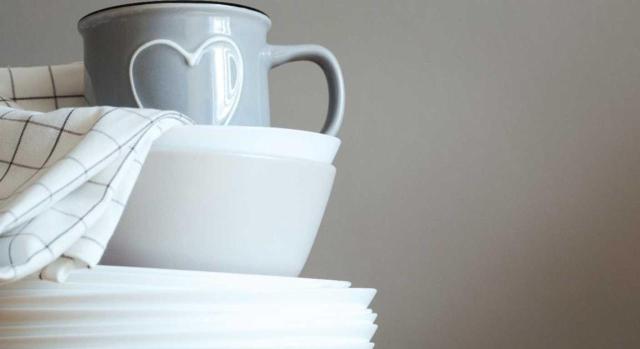 El TEAC determina los bienes incluidos en el concepto de ajuar doméstico, que no puede comprender sin más un porcentaje sobre la totalidad de la herencia El TEAC determina los bienes incluidos en el concepto de ajuar doméstico, que no puede comprender sin más un porcentaje sobre la totalidad de la herencia. Imagen de unos platos, cuencos y taza de color blanco y gris