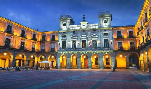 Cambio de criterio del TEAC: un ayuntamiento tiene legitimidad para interponer recurso de alzada ante el Tribunal Económico-Administrativo Central contra resoluciones dictadas por los tribunales económico-administrativos regionales en materia censal del IAE. Imagen de la plaza y el ayuntamiento de una ciudad o pueblo