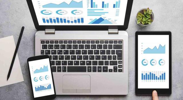 Iva tableta móvil Iva tableta móvil. Un portátil, una tablet y un smartphone sobre una mesa