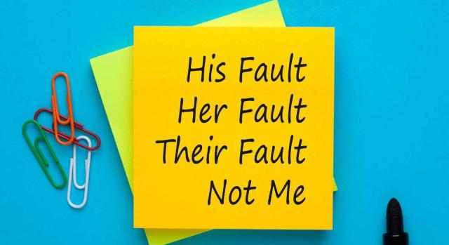 El TS establece como doctrina que el derecho a la no autoincriminación se extiende únicamente al proceso sancionador, no operando en los procedimientos de aplicación de los tributos. Imagen de unos post it amarillos, clip y rotulador