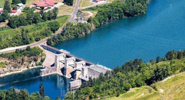 Está exento del canon catalán del agua el aprovechamiento del caudal que se toma de una acequia de riego propiedad de la comunidad de regantes en la central hidroeléctrica No se produce el hecho imponible del canon catalán del agua por el aprovechamiento del caudal de la comunidad de regantes en la central hidroeléctrica. Imagen de la vista aérea de la presa hidroeléctrica