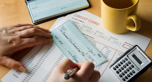 El cómputo de la prescripción de una donación colacionable efectuada por cheque bancario comienza el día siguiente al transcurso de los 30 días hábiles posteriores a la fecha en que se dispuso del dinero. Imagen de una mano firmando un cheque bancario