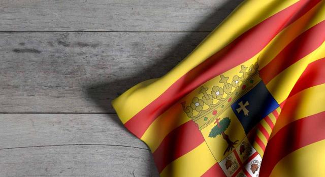 Aragón modifica la escala del IRPF y mejora sus reducciones en el ISD en sus Presupuestos 2023. Imagen de la bandera de Aragón