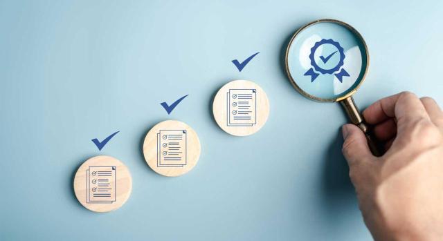 El TS debe reforzar su doctrina a efectos de determinar si, frente a un acuerdo sancionador pueden oponerse, administrativa y judicialmente, cualesquiera motivos jurídicos determinantes de su nulidad incluso aquellos que han quedado firmes. Imagen de un proceso de aprobación de certificados en lista