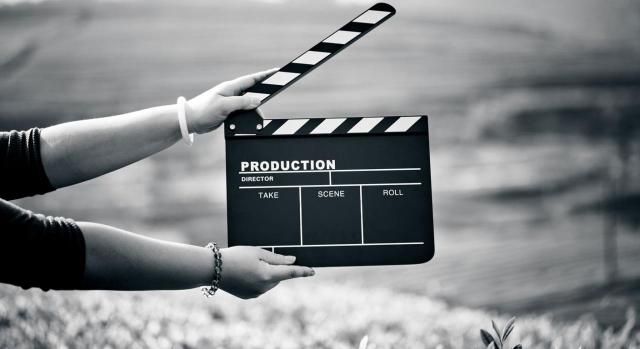 Procede la deducibilidad en el IS de las retribuciones a los administradores de la sociedad que forma parte de una  AIE cinematográfica, pues la exigencia de su aprobación por la Junta es un abuso de formalidad contrario al espíritu de la norma. Imagen de la caja de producción de una película