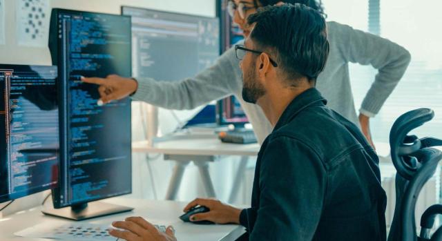 Deducción en el IRNR de las provisiones técnicas de aseguradoras no residentes sin establecimiento permanente. Equipo técnico colaborando en estrategias de desarrollo de software en la oficina