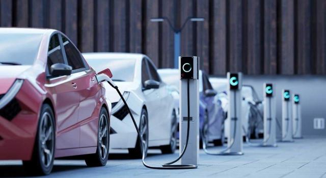 No es posible diferir la deducción de cantidades satisfechas por la adquisición de vehículos eléctricos por insuficiencia de cuota íntegra. Imagen de un punto de carga de coches eléctricos