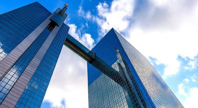 Entrada en domicilio de sociedad: los anexos entregados por la AEAT han de mencionar de forma explícita la posibilidad de negarse a la entrada o de revocar el consentimiento. Imagen de un gran rascacielos