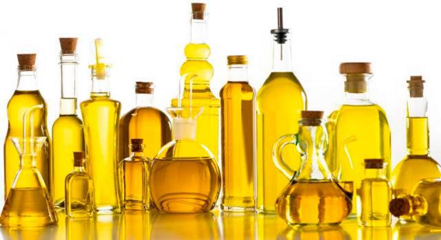 Navarra prórroga la rebaja del IVA a determinados alimentos y establece la aplicación del tipo súper reducido al aceite de oliva. Imagen de diversas botellas de aceite