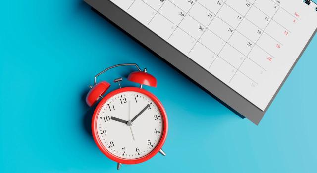 STS: el procedimiento inspector finaliza con la notificación del acuerdo de liquidación STS: el procedimiento inspector finaliza con la notificación del acuerdo de liquidación. Calendario de escritorio negro y despertador rojo sobre fondo azul