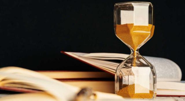 La prescripción del ISD por el fin del usufructo comienza con la extinción de ese usufructo y no con el fallecimiento del causante La prescripción de la liquidación del impuesto sobre sucesiones por el fin del usufructo empieza a computar con la extinción de ese usufructo y no con el fallecimiento del causante. Imagen de un reloj de arena dorado sobre unos libros y una mesa de madera