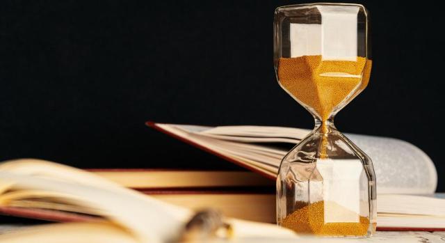 ISD: no se ha de presentar si no hay aceptación y la herencia yacente impide la prescripción ISD: no se ha de presentar si no hay aceptación y la herencia yacente impide la prescripción. Imagen de reloj de arena de vidrio sobre mesa de madera con un libro abierto