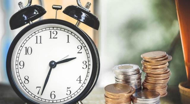 La AN niega los intereses legales sobre los intereses de demora devengados derivados de la inconstitucionalidad del RDLey 3/2016 Una vez más, la AN no reconoce el derecho a los intereses legales reclamados sobre los intereses de demora ya devengados derivados de la inconstitucionalidad del RDLey 3/2016. Imagen de un reloj y monedas al lado