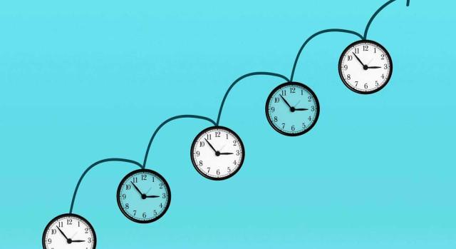 Imputación temporal en IS de ingresos derivados de servicios que se prestan durante un periodo de tiempo muy prolongado. Imagen de unos relojes encadenados