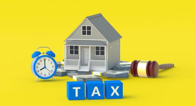 Hay un límite global de amortización deducible para rendimientos capital inmobiliario Hay un límite global de amortización deducible para rendimientos capital inmobiliario. Imagen de cubos con impuesto de inscripción cerca de una casa, dinero, juez gavel y reloj