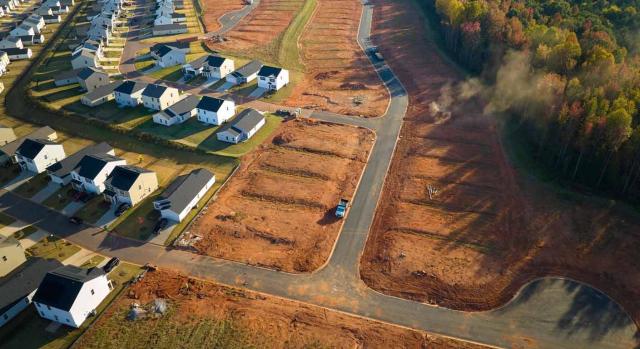 La DGT matiza la exención en IVA de entregas de terrenos. Imagen de construcción de casas unifamiliares unidas