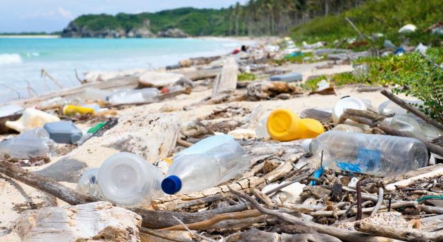 Nuevos impuestos en el Proyecto de Ley de Residuos y Suelos Contaminados. Imagen de una playa con botellas de plástico por el suelo