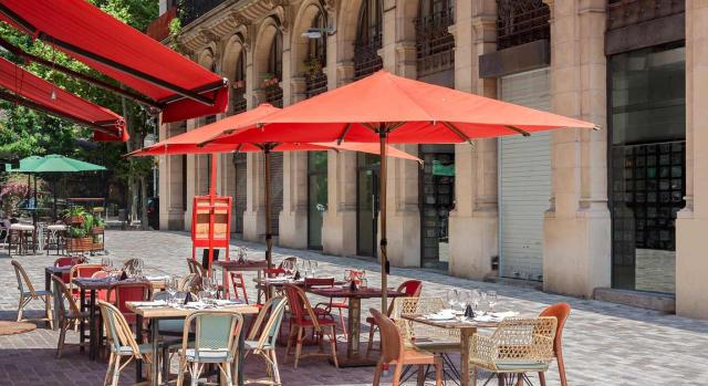 Cataluña: bonificación del 100% en la cuota de ITP en concesiones administrativas. Imagen de típico restaurante en terraza en Barcelona