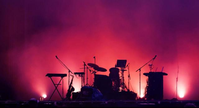 Cambios en el Reglamento del IRPF en materia de retenciones (Estatuto del Artista). Imagen de un escenario en un concierto