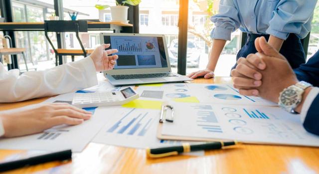 Tasa General de Operadores: principios de devengo y equivalencia El TS deberá  precisar si el principio del devengo permite reconocer contablemente en un cierto ejercicio y registrar en las cuentas anuales de éste los ingresos por la Tasa General de Operadores devengados en el mismo ejercicio. Imagen de una reunión de trabajo, donde en la mesa está llena de gráficos