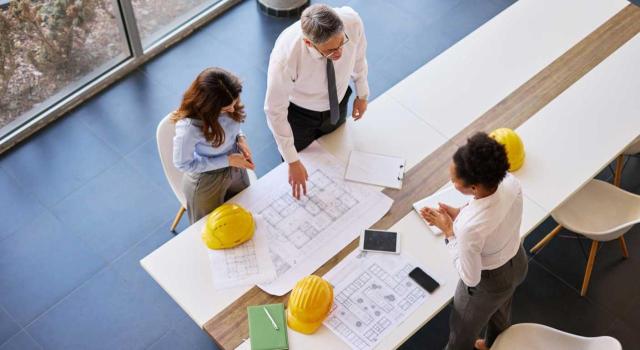Los servicios de redacción de un proyecto o dirección de obra por un arquitecto no tributan al tipo reducido del 10% de IVA. Imagen de una reunión de trabajo de arquitectos vista desde las alturas