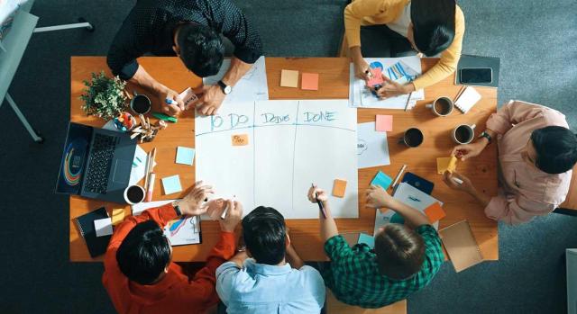 IVA deducible: gastos generados en la fase piloto de un proyecto Las operaciones realizadas durante la fase piloto de un proyecto no generan cuotas de IVA deducibles, excepto respecto de los gastos de inversión inicial. Imagen desde la perspectiva de arriba de una reunión de trabajo