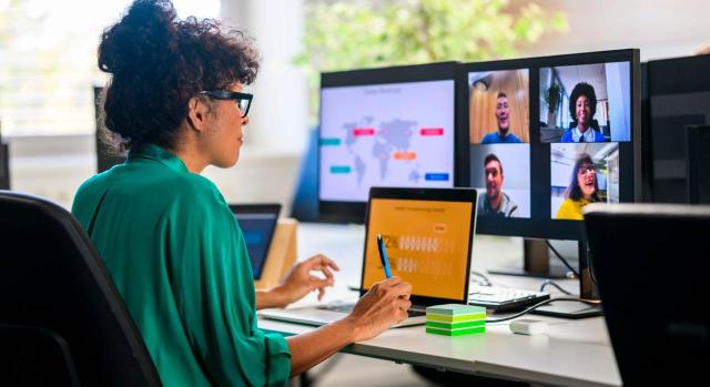 Servicios de gestión de cursos online Servicios de gestión de cursos online. Mujer en una reunión online de trabajo