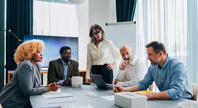 TEAC: las retribuciones que percibe una persona física representante de una persona jurídica constituyen una operación vinculante, no quedando eximidas por el hecho de ser también el administrador. Imagen de una reunión de trabajo con caras serias