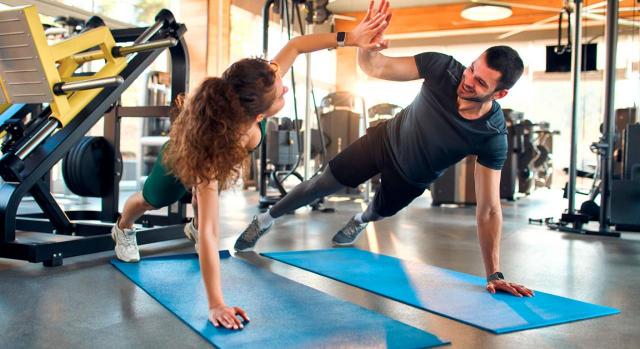 Medidas fiscales adoptadas en La Rioja. Imagen de una pareja haciendo deporte en el gimnasio