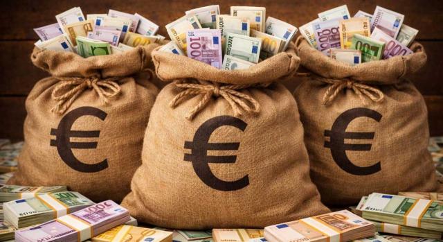 Consejo de Ministros: prórroga de los Presupuestos Generales del Estado Consejo de Ministros: prórroga de los Presupuestos Generales del Estado. Imagen de tres sacas con billetes de euros