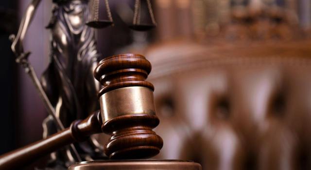 TC: Estima recurso de amparo de la empresa que denunció ausencia de control judicial sobre el acto que le obligó a devolver ayudas fiscales TC: Estima recurso de amparo de la empresa que denunció ausencia de control judicial sobre el acto que le obligó a devolver ayudas fiscales. Maza judicial en primer plano sobre fondo difuso de la imagen de la Justicia