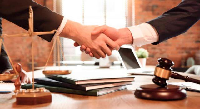 La DAC 6 vulnera el derecho-deber de secreto profesional entre abogado y cliente. Imagen de dos personas estrechándose las manos en actitud de acuerdo