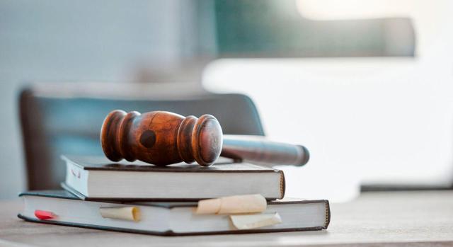 Selección de sentencias publicadas en la primera quincena septiembre de 2025 Selección de sentencias publicadas en la primera quincena septiembre de 2025. Mazo judicial sobre libros encima de una mesa